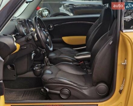 Желтый Мини Купер, объемом двигателя 1.6 л и пробегом 201 тыс. км за 6990 $, фото 42 на Automoto.ua