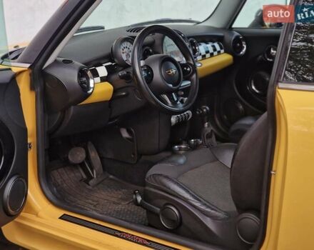 Желтый Мини Купер, объемом двигателя 1.6 л и пробегом 201 тыс. км за 6990 $, фото 41 на Automoto.ua