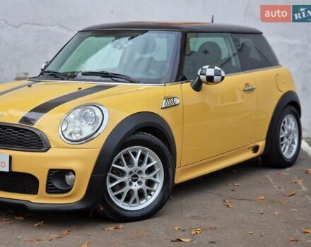 Желтый Мини Купер, объемом двигателя 1.6 л и пробегом 201 тыс. км за 6990 $, фото 10 на Automoto.ua