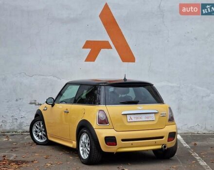 Желтый Мини Купер, объемом двигателя 1.6 л и пробегом 201 тыс. км за 6990 $, фото 24 на Automoto.ua