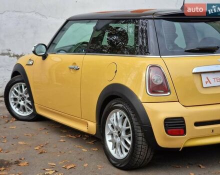 Желтый Мини Купер, объемом двигателя 1.6 л и пробегом 201 тыс. км за 6990 $, фото 27 на Automoto.ua