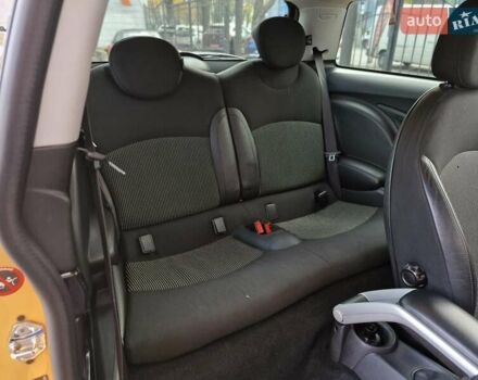 Желтый Мини Купер, объемом двигателя 1.6 л и пробегом 201 тыс. км за 6990 $, фото 51 на Automoto.ua
