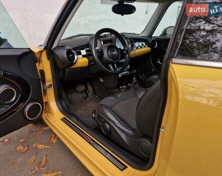 Желтый Мини Купер, объемом двигателя 1.6 л и пробегом 201 тыс. км за 6990 $, фото 38 на Automoto.ua
