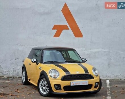 Желтый Мини Купер, объемом двигателя 1.6 л и пробегом 201 тыс. км за 6990 $, фото 12 на Automoto.ua
