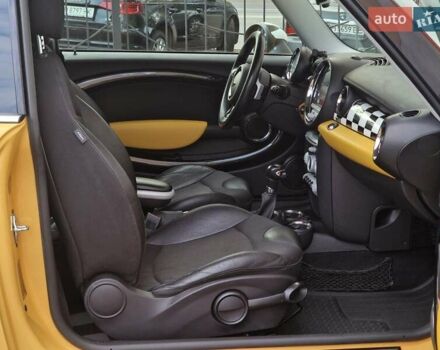 Желтый Мини Купер, объемом двигателя 1.6 л и пробегом 201 тыс. км за 6990 $, фото 48 на Automoto.ua