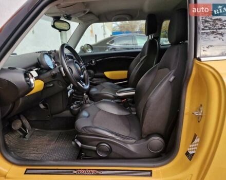 Желтый Мини Купер, объемом двигателя 1.6 л и пробегом 201 тыс. км за 6990 $, фото 39 на Automoto.ua