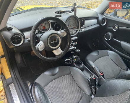 Желтый Мини Купер, объемом двигателя 1.56 л и пробегом 233 тыс. км за 7900 $, фото 9 на Automoto.ua