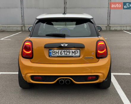 Желтый Мини Купер, объемом двигателя 2 л и пробегом 150 тыс. км за 13500 $, фото 5 на Automoto.ua