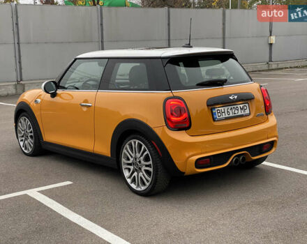 Желтый Мини Купер, объемом двигателя 2 л и пробегом 150 тыс. км за 13500 $, фото 4 на Automoto.ua