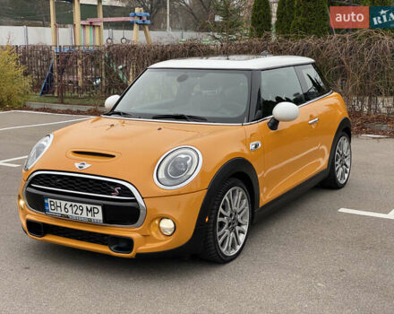 Желтый Мини Купер, объемом двигателя 2 л и пробегом 150 тыс. км за 13500 $, фото 2 на Automoto.ua