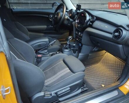 Желтый Мини Купер, объемом двигателя 1.5 л и пробегом 56 тыс. км за 12000 $, фото 4 на Automoto.ua