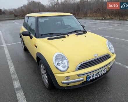 Желтый Мини Купер, объемом двигателя 1.6 л и пробегом 210 тыс. км за 3950 $, фото 1 на Automoto.ua