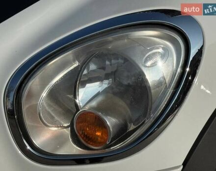 Білий Міні Кантрімен, об'ємом двигуна 1.6 л та пробігом 150 тис. км за 8800 $, фото 4 на Automoto.ua