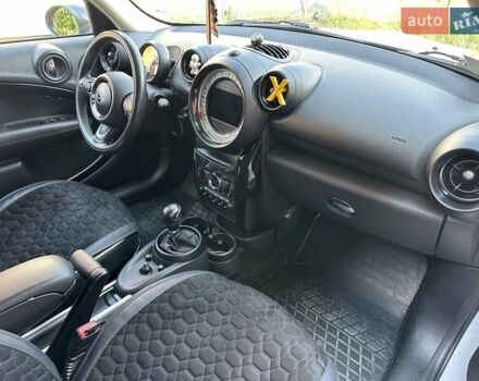 Білий Міні Кантрімен, об'ємом двигуна 2 л та пробігом 140 тис. км за 16500 $, фото 10 на Automoto.ua