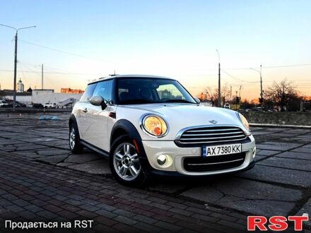 Белый Мини Hatch, объемом двигателя 1.6 л и пробегом 219 тыс. км за 8000 $, фото 1 на Automoto.ua