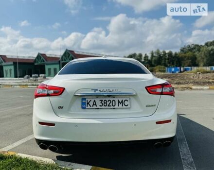 Белый Мазерати Гибли, объемом двигателя 2.98 л и пробегом 130 тыс. км за 27000 $, фото 7 на Automoto.ua