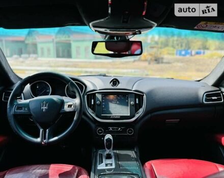 Белый Мазерати Гибли, объемом двигателя 2.98 л и пробегом 130 тыс. км за 27000 $, фото 11 на Automoto.ua