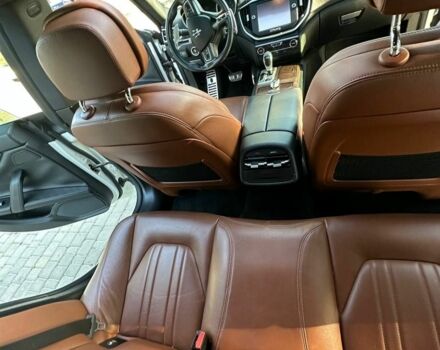 Белый Мазерати Гибли, объемом двигателя 3 л и пробегом 119 тыс. км за 20900 $, фото 6 на Automoto.ua