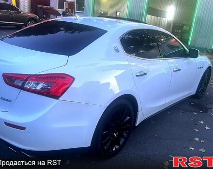 Белый Мазерати Гибли, объемом двигателя 3 л и пробегом 80 тыс. км за 20000 $, фото 6 на Automoto.ua