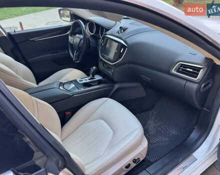 Белый Мазерати Гибли, объемом двигателя 2.98 л и пробегом 111 тыс. км за 22500 $, фото 26 на Automoto.ua