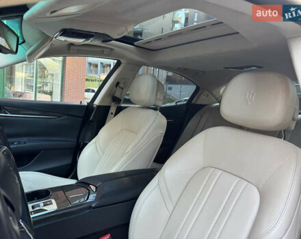 Белый Мазерати Гибли, объемом двигателя 2.98 л и пробегом 111 тыс. км за 22500 $, фото 27 на Automoto.ua