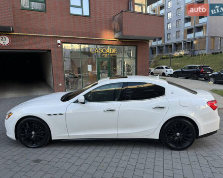 Белый Мазерати Гибли, объемом двигателя 2.98 л и пробегом 111 тыс. км за 22500 $, фото 16 на Automoto.ua