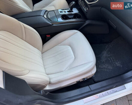 Белый Мазерати Гибли, объемом двигателя 2.98 л и пробегом 111 тыс. км за 22500 $, фото 24 на Automoto.ua