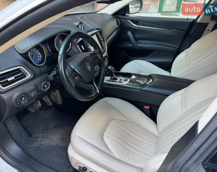 Белый Мазерати Гибли, объемом двигателя 2.98 л и пробегом 111 тыс. км за 22500 $, фото 19 на Automoto.ua