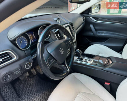 Белый Мазерати Гибли, объемом двигателя 2.98 л и пробегом 111 тыс. км за 22500 $, фото 28 на Automoto.ua