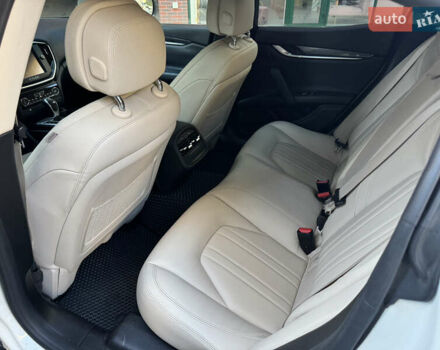 Белый Мазерати Гибли, объемом двигателя 2.98 л и пробегом 111 тыс. км за 22500 $, фото 22 на Automoto.ua