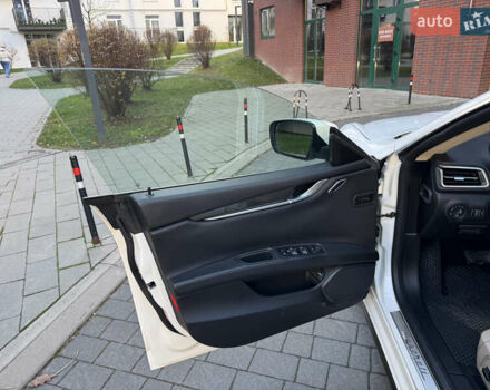 Белый Мазерати Гибли, объемом двигателя 2.98 л и пробегом 111 тыс. км за 22500 $, фото 20 на Automoto.ua