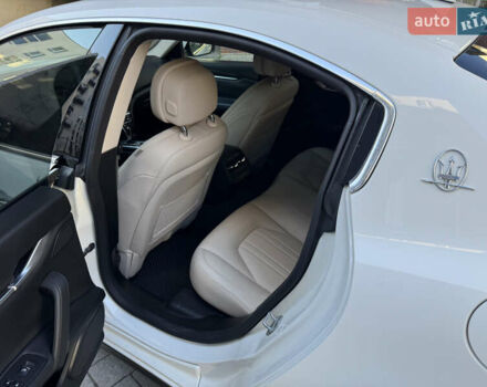 Белый Мазерати Гибли, объемом двигателя 2.98 л и пробегом 111 тыс. км за 22500 $, фото 23 на Automoto.ua