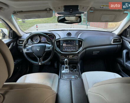 Белый Мазерати Гибли, объемом двигателя 2.98 л и пробегом 111 тыс. км за 22500 $, фото 21 на Automoto.ua