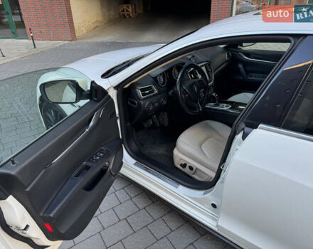 Белый Мазерати Гибли, объемом двигателя 2.98 л и пробегом 111 тыс. км за 22500 $, фото 29 на Automoto.ua