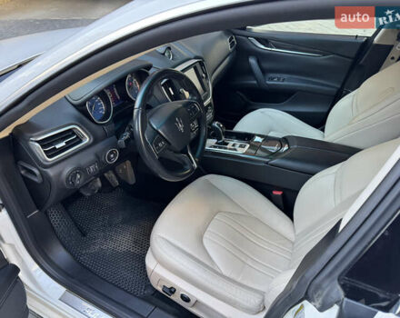 Белый Мазерати Гибли, объемом двигателя 2.98 л и пробегом 111 тыс. км за 22500 $, фото 18 на Automoto.ua