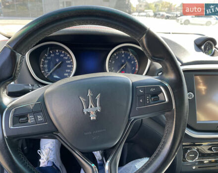 Белый Мазерати Гибли, объемом двигателя 2.98 л и пробегом 94 тыс. км за 15500 $, фото 19 на Automoto.ua