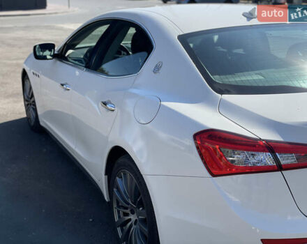 Белый Мазерати Гибли, объемом двигателя 2.98 л и пробегом 94 тыс. км за 15500 $, фото 10 на Automoto.ua