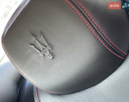 Белый Мазерати Гибли, объемом двигателя 2.98 л и пробегом 94 тыс. км за 15500 $, фото 13 на Automoto.ua