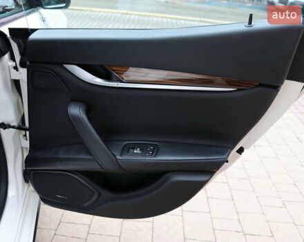 Белый Мазерати Гибли, объемом двигателя 3 л и пробегом 80 тыс. км за 26700 $, фото 40 на Automoto.ua