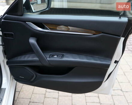 Белый Мазерати Гибли, объемом двигателя 3 л и пробегом 80 тыс. км за 26700 $, фото 44 на Automoto.ua