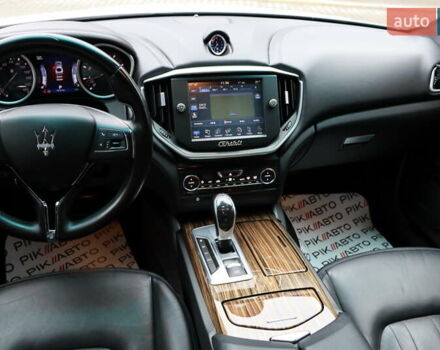 Белый Мазерати Гибли, объемом двигателя 3 л и пробегом 80 тыс. км за 26700 $, фото 35 на Automoto.ua