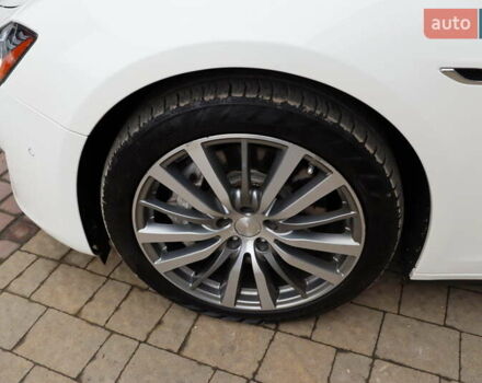 Белый Мазерати Гибли, объемом двигателя 3 л и пробегом 80 тыс. км за 26700 $, фото 10 на Automoto.ua