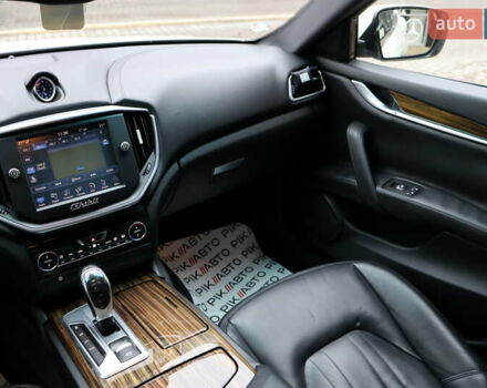 Белый Мазерати Гибли, объемом двигателя 3 л и пробегом 80 тыс. км за 26700 $, фото 37 на Automoto.ua