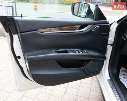 Белый Мазерати Гибли, объемом двигателя 3 л и пробегом 80 тыс. км за 26700 $, фото 11 на Automoto.ua