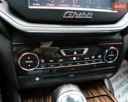 Белый Мазерати Гибли, объемом двигателя 3 л и пробегом 80 тыс. км за 26700 $, фото 29 на Automoto.ua