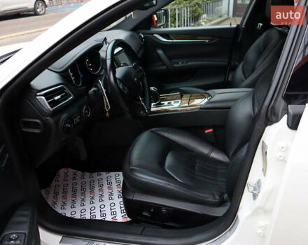 Белый Мазерати Гибли, объемом двигателя 3 л и пробегом 80 тыс. км за 26700 $, фото 15 на Automoto.ua