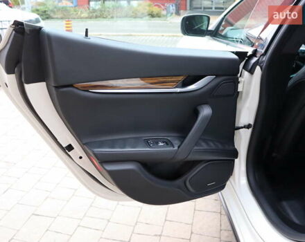 Белый Мазерати Гибли, объемом двигателя 3 л и пробегом 80 тыс. км за 26700 $, фото 31 на Automoto.ua