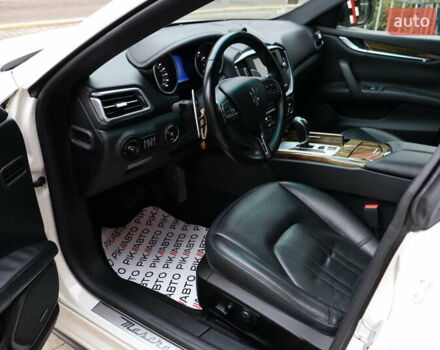 Белый Мазерати Гибли, объемом двигателя 3 л и пробегом 80 тыс. км за 26700 $, фото 14 на Automoto.ua