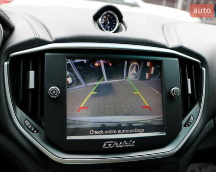 Белый Мазерати Гибли, объемом двигателя 3 л и пробегом 80 тыс. км за 26700 $, фото 28 на Automoto.ua