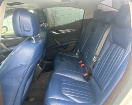 Белый Мазерати Гибли, объемом двигателя 3 л и пробегом 52 тыс. км за 12700 $, фото 10 на Automoto.ua